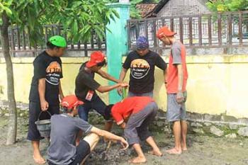 Kelompok 6 KKN UNTAG Surabaya Membuat Lubang Resapan Biopori di Desa Purisemanding Jombang 